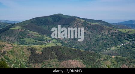 Espagne, Galice, O Cebreiro View, à partir du troisième point le plus élevé sur le Camino de Santiago, Camino Frances. Banque D'Images