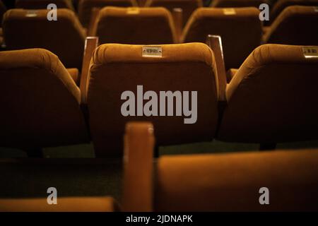 Les sièges du cinéma sont de couleur marron. Sièges dans le hall. Places pour les spectateurs. Rangée de sièges dans le théâtre. Banque D'Images