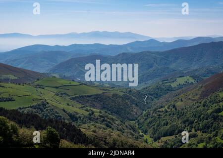 Espagne, Galice, O Cebreiro View, à partir du troisième point le plus élevé sur le Camino de Santiago, Camino Frances. Banque D'Images