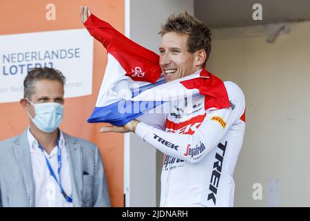 EMMEN - cycliste Bauke Mollema après sa victoire lors des championnats nationaux néerlandais de procès de temps à Drenthe. ANP BAS CZERWINSKIA Banque D'Images