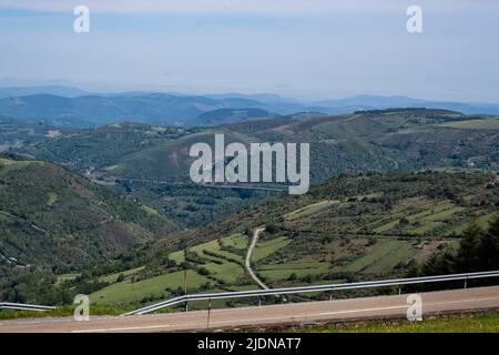 Espagne, Galice, O Cebreiro View, à partir du troisième point le plus élevé sur le Camino de Santiago, Camino Frances. Banque D'Images