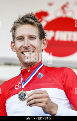 EMMEN - cycliste Bauke Mollema après sa victoire lors des championnats nationaux néerlandais de procès de temps à Drenthe. ANP BAS CZERWINSKIA Banque D'Images