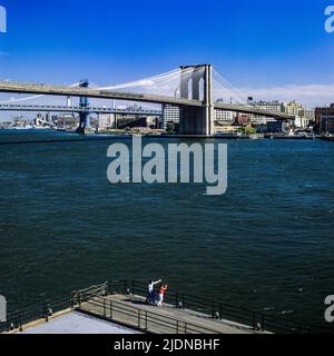 New York 1980s, 2 personnes sur Pier 17 Corner, East River, Brooklyn et Manhattan bridges, New York City, NYC, NY, Etats-Unis, Banque D'Images