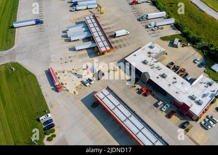 Vue aérienne des stations-service pour le ravitaillement en carburant des véhicules, et des camions avec carburant, essence, diesel près de l'autoroute Banque D'Images