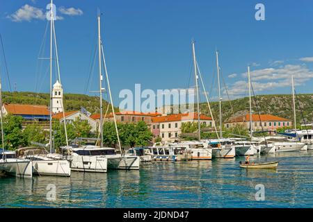 Port de plaisance à Skradin près des cascades de Krka et du parc national de Krka, près de Sibenik en Croatie. Banque D'Images