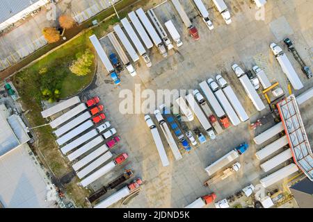 Vue aérienne d'une station-service près de l'autoroute pour faire le plein de carburant des véhicules et des camions avec du carburant, de l'essence et du diesel Banque D'Images