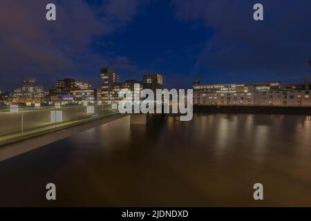 Düsseldorf - vue du port des médias au pont passager la nuit, Rhénanie-du-Nord Westphalie, Allemagne, 05.02.2020 Banque D'Images