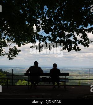 Couple silhouette regardant le paysage panoramique sous un arbre au Château du Haut-Koenigsbourg en Alsace, France Banque D'Images