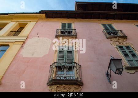 Détail de la belle façade couleur pastel d'un bâtiment historique de residencial à Orta san Giulio, Piémont, Italie. Banque D'Images