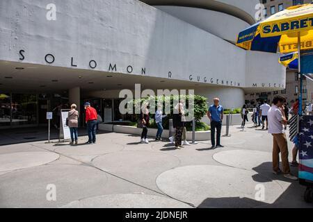 Un parasol en forme de hot dog devant le Solomon R. Guggenheim Museum, dans l'Upper East Side de Manhattan, New York City, États-Unis d'Amérique Banque D'Images