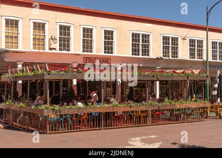 Vous pourrez vous asseoir à l'extérieur au Plaza Cafe, sur la place historique de Santa Fe, à Santa Fe, au Nouveau-Mexique. Banque D'Images