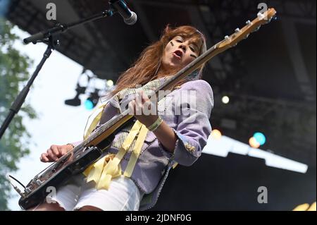 New York, États-Unis. 21st juin 2022. Groupe de musique français « trait d'Union » la bassiste Laura Christin se produit pendant le festival d'été 2022 de FranceRocks à Summerstage dans Central Park, New York, NY, 21 juin 2022. (Photo par Anthony Behar/Sipa USA) crédit: SIPA USA/Alay Live News Banque D'Images