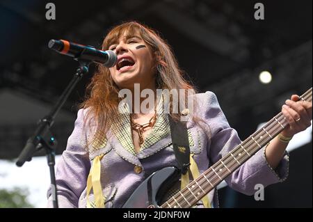 New York, États-Unis. 21st juin 2022. Groupe de musique français « trait d'Union » la bassiste Laura Christin se produit pendant le festival d'été 2022 de FranceRocks à Summerstage dans Central Park, New York, NY, 21 juin 2022. (Photo par Anthony Behar/Sipa USA) crédit: SIPA USA/Alay Live News Banque D'Images
