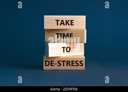 Prenez le temps de déstresser le symbole. Les mots de concept prennent le temps de déstresser sur les blocs de bois. Magnifique fond gris de table. Les affaires psychologiques et Banque D'Images