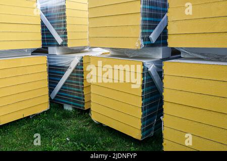 Garnitures de panneaux sandwich sur gazon vert, matériau de fibre durable pour la construction de murs industriels à isolation thermique Banque D'Images