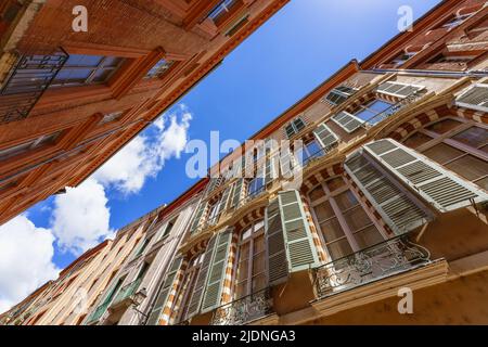 Vue à angle bas sur une rue avec un bâtiment en briques de terre cuite à la Vile Rose ville rose de Toulouse Banque D'Images