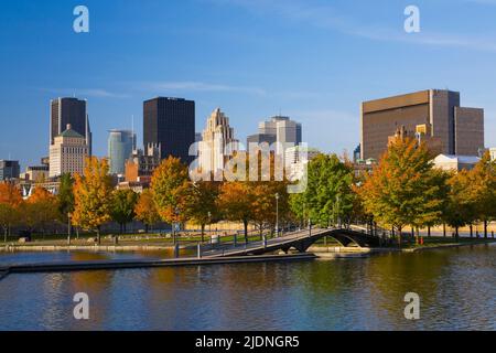 Horizon de Montréal pris du bassin Bonsecours à l'automne, Québec, Canada. Banque D'Images