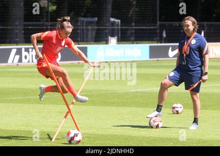 ZEIST - (lr) Lieke Martens of Holland Women , Holland femmes assistante formatrice Arvid Smit lors d'une session de formation de l'équipe nationale féminine néerlandaise au campus de la KNVB sur 22 juin 2022 à Zeist, aux pays-Bas. L'équipe féminine néerlandaise prépare le Championnat d'Europe de football en Angleterre. ANP GERRIT VAN COLOGNE Banque D'Images