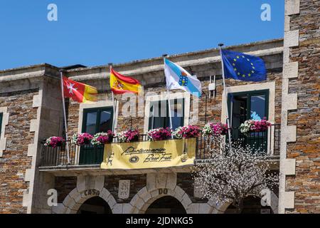 Espagne, Portomarin, Galice. Drapeaux de Portomarin, d'Espagne, de Galice et de l'Union européenne. De gauche à droite. Banque D'Images