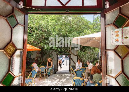 Paris, France - 07 juin 2018 : côté est de la Grande Mosquée de Paris avec l'entrée du salon de thé et du restaurant, le dôme de la salle de prière Banque D'Images