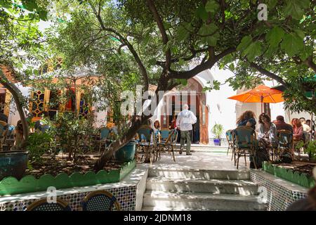 Paris, France - 07 juin 2018 : côté est de la Grande Mosquée de Paris avec l'entrée du salon de thé et du restaurant, le dôme de la salle de prière Banque D'Images