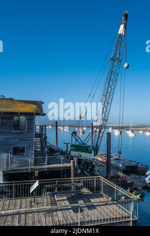 Grue de chantier sur le front de mer d'Embarcadero, Morro Bay, Californie, États-Unis Banque D'Images