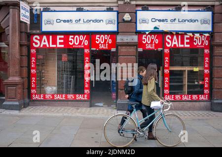 La boutique de souvenirs de Londres « Crest of London » a fermé pendant le confinement en raison de l'absence de touristes - près de Trafalgar Square, 2021 Banque D'Images