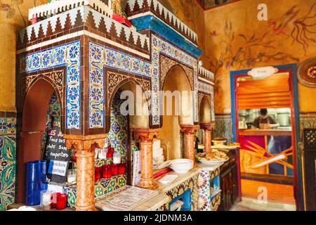 Paris, France - 07 juin 2018 : côté est de la Grande Mosquée de Paris avec l'entrée du salon de thé et du restaurant, le dôme de la salle de prière Banque D'Images