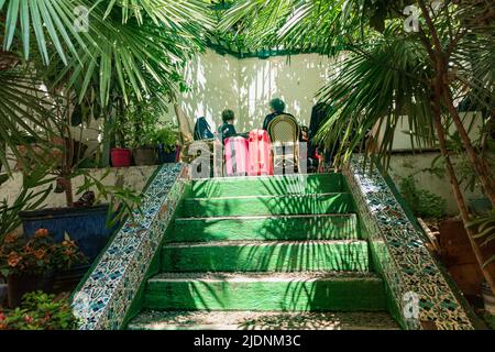 Paris, France - 07 juin 2018 : côté est de la Grande Mosquée de Paris avec l'entrée du salon de thé et du restaurant, le dôme de la salle de prière Banque D'Images