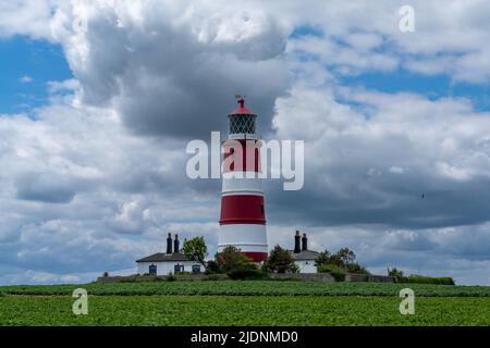 Happisburgh, Royaume-Uni - 13 juin 2022 : vue sur le phare historique de Happisburgh, sur la côte nord de Norfolk en Angleterre Banque D'Images