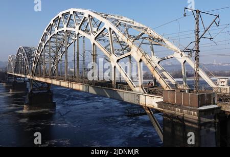 Kiev, Ukraine 23 janvier 2021: Pont ferroviaire au-dessus du fleuve Dniepr Banque D'Images