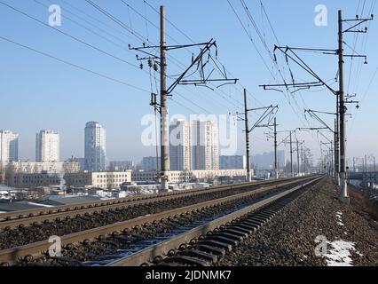 Kiev, Ukraine 23 janvier 2021: Pont ferroviaire au-dessus du fleuve Dniepr Banque D'Images