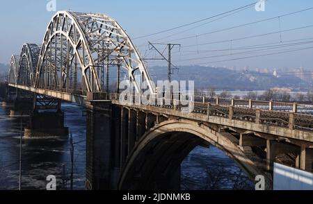 Kiev, Ukraine 23 janvier 2021: Pont ferroviaire au-dessus du fleuve Dniepr Banque D'Images