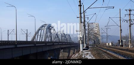 Kiev, Ukraine 23 janvier 2021: Pont ferroviaire au-dessus du fleuve Dniepr Banque D'Images