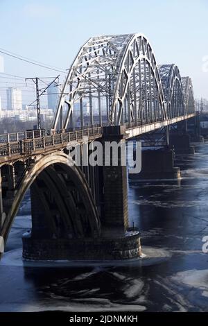 Kiev, Ukraine 23 janvier 2021: Pont ferroviaire au-dessus du fleuve Dniepr Banque D'Images