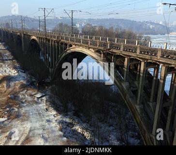 Kiev, Ukraine 23 janvier 2021: Pont ferroviaire au-dessus du fleuve Dniepr Banque D'Images