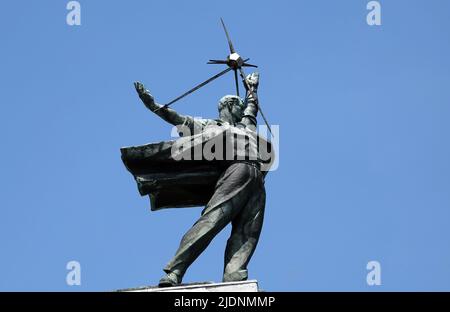 Kiev, Ukraine 12 juillet 2020: Sculpture d'un homme montrant les progrès de la science de l'époque soviétique, installé sur le pont de métro dans la ville de Kiev U Banque D'Images