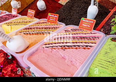 21 mai 2022, Antalya, Turkiye: Vente de thé aromatique de différentes saveurs au marché local de bazar Banque D'Images