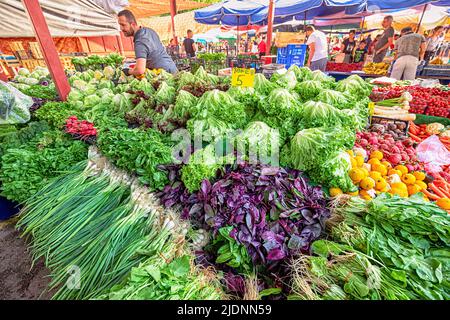 21 mai 2022, Antalya, Turquie: De nombreux légumes et herbes à vendre sur le comptoir d'un agriculteur avec une récolte écologique biologique sur le marché local Banque D'Images