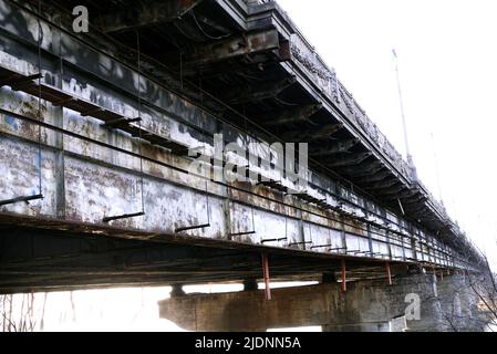 Kiev, Ukraine 21 janvier 2020: Ville, pont de Kiev au-dessus de la rivière Dniepr, nommé d'après Paton, vieillissement, rouille et nécessitant des réparations Banque D'Images