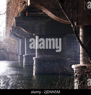 Kiev, Ukraine 21 janvier 2020: Ville, pont de Kiev au-dessus de la rivière Dniepr, nommé d'après Paton, vieillissement, rouille et nécessitant des réparations Banque D'Images