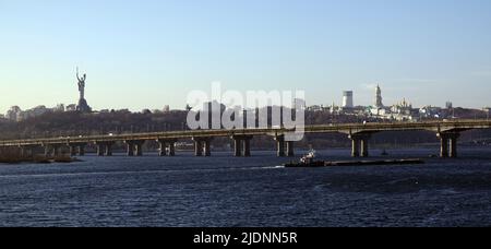 Kiev, Ukraine 21 janvier 2020: Ville, pont de Kiev au-dessus de la rivière Dniepr, nommé d'après Paton, vieillissement, rouille et nécessitant des réparations Banque D'Images