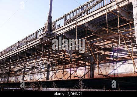 Kiev, Ukraine 21 janvier 2020: Ville, pont de Kiev au-dessus de la rivière Dniepr, nommé d'après Paton, vieillissement, rouille et nécessitant des réparations Banque D'Images