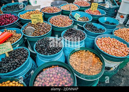 21 mai 2022, Antalya, Turquie : différents types d'olives, salées et marinées, sont vendues sur le marché agricole local. Banque D'Images