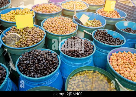 Divers types d'olives, salées et marinées, sont vendues sur le marché agricole local. Banque D'Images