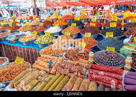 21 mai 2022, Antalya, Turquie: Fruits secs et délices turcs au marché de bazar Banque D'Images