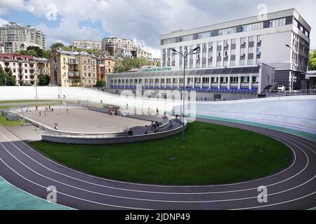 Kiev, Ukraine 14 juin 2021: Nouvelle piste cycelle dans la ville de Kiev Banque D'Images