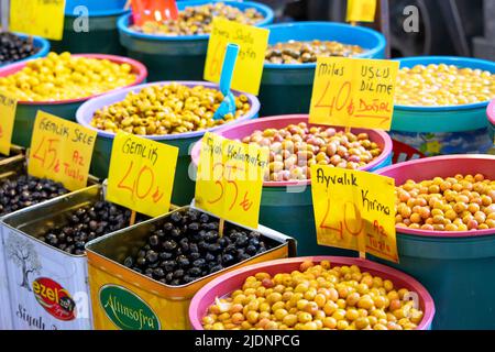 24 mai 2022, Antalya, Turquie : différents types d'olives, salées et marinées, sont vendues sur le marché agricole local. Banque D'Images