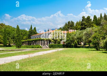 Paysage de l'ancienne résidence d'été Villa Milocer surplombe la mer Adriatique avec un magnifique parc royal verdoyant Banque D'Images