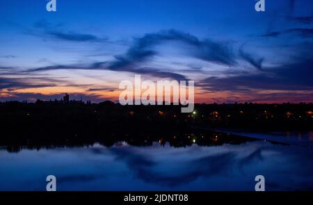 Saskatoon nuit et reflet du ciel Banque D'Images